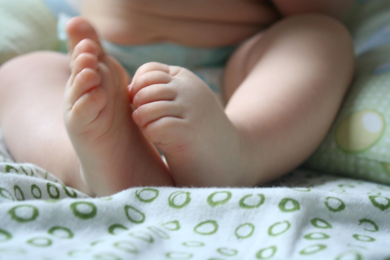孕妈供卵生的宝宝喝一边奶就睡着了（孕妈供卵生的宝宝喝一边奶就睡着了要叫醒吗）